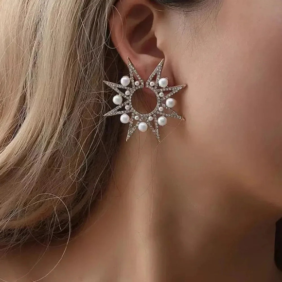 NEW! Dainty Spiked Crystal Starburst Stud Earrings - Picture 1 of 4
